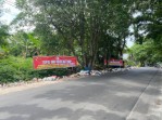 Sampah Menumpuk di Jalan Sekuntum Delima Pekanbaru, Lapangan Hijau Ikut Tercemar