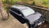 Avanza Masuk Parit di Belakang MTQ Pekanbaru, Pengemudi Dilarikan ke RS Awal Bros