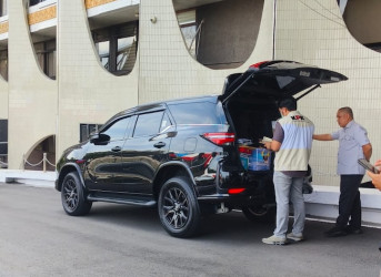 Geledah Mobil Dinas Plt Gubri dan Sekda Riau, Tim KPK Amankan Dokumen