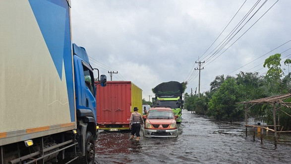 Banjir di Jalan Lintas Timur Pangkalan Kerinci Makin Parah, Arus Lalu Lintas Terganggu