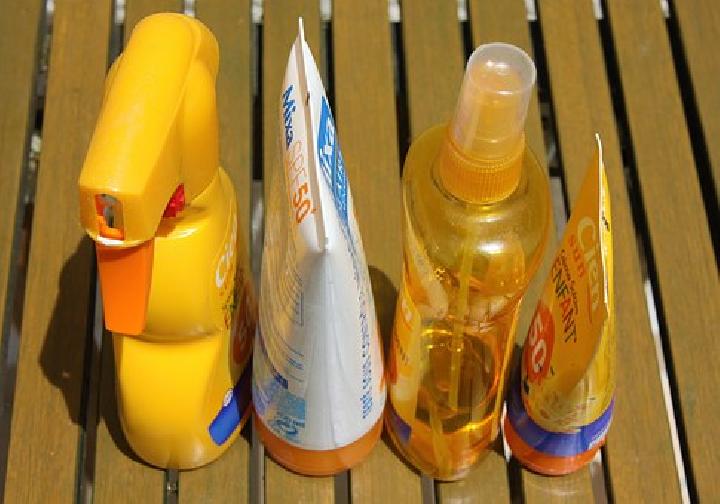 4 Tips Pakai Sunscreen Spray yang Tepat