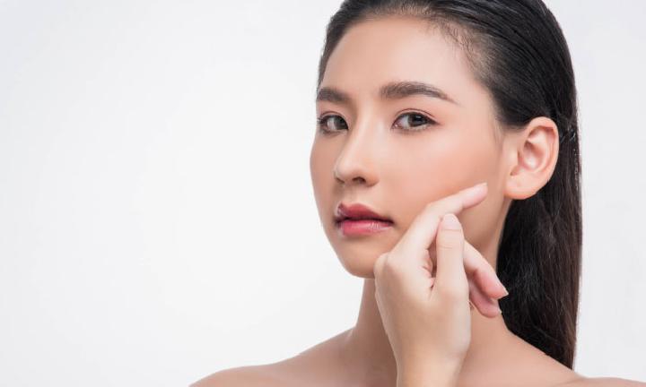 10 Tips Perawatan Wajah Glowing, Pakai Tabir Surya hingga Retinol