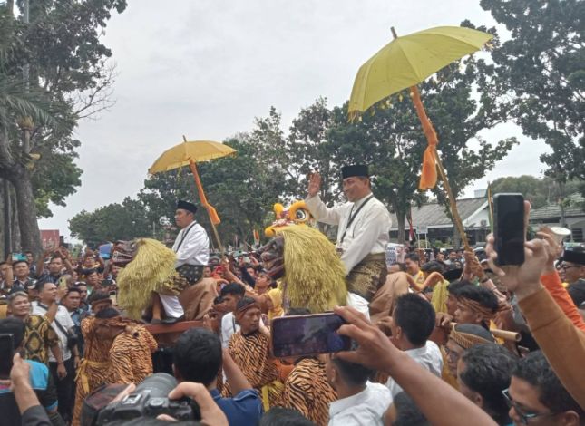 Diiringi Kesenian Nusantara, Syamsuar - Mawardi Saleh Mendaftar di KPU Riau