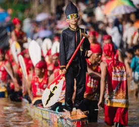 Aksi Tari Dika di Ujung Perahu Hebohkan Dunia, Tradisi Pacu Jalur Kuansing Jadi Sorotan Global