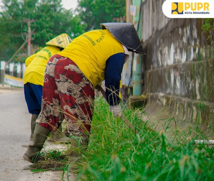 PUPR Pekanbaru Terjunkan Pasukan Kuning Bersihkan Drainase di Jalan Bakti