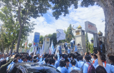 Aksi Protes di Kantor Gubernur Riau Ricuh, Massa Paksa Masuk dan Dobrak Pagar
