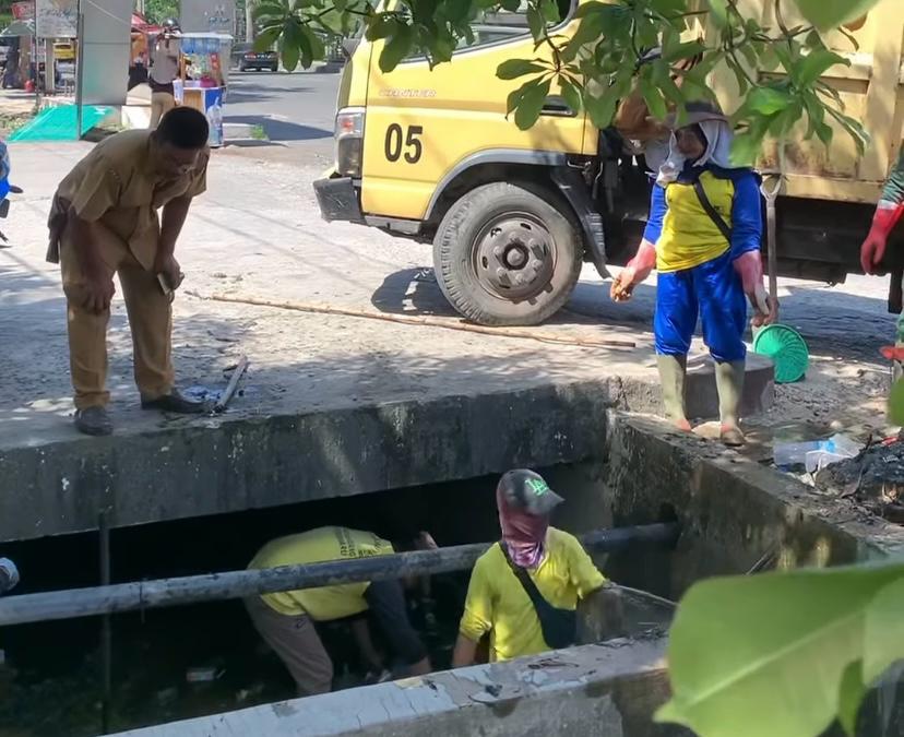 Cegah Banjir, Dinas PUPR Pekanbaru Laksanakan Normalisasi Drainase di Jalan Jendral Sudirman