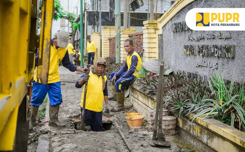 Pasukan Kuning PUPR Pekanbaru Normalisasi Drainase di Jalan Senapelan