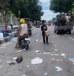 Pengendara Keluhkan Sampah Berserakan di Jalan Jenderal Sudirman Pasca Aksi Demo