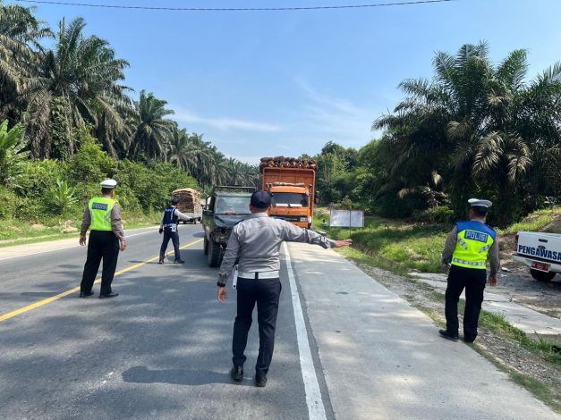 118 Truk Terjaring Razia Gakkum Penumbar Dishub Riau di Pelalawan