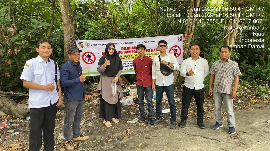 Tim GAKKUM DLHK Pekanbaru Pasang Spanduk Larangan Pembuangan Sampah di TPS Ilegal