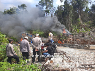 Polres Inhu Musnahkan 10 Rakit PETI di Empat Desa, Warga Dukung Penertiban