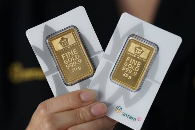 Harga Emas Antam Merosot di Awal Pekan