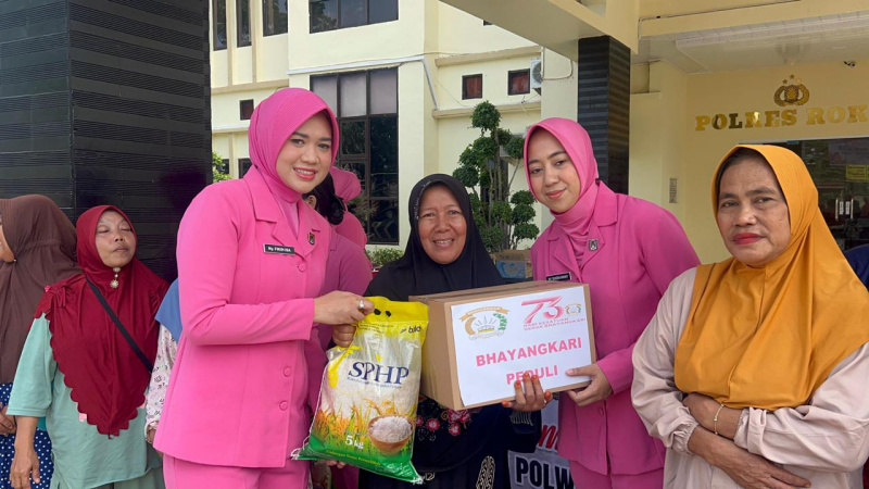 Ibu Asuh Polwan Rohil dan Polwan Rohil Berbagi Sembako Kepada Kaum Dhuafa