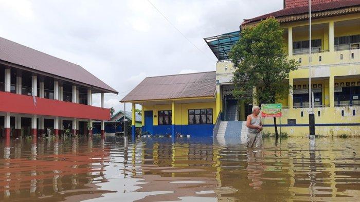 Banjir Rendam 17 Sekolah di Pekanbaru, Pemkot Liburkan Siswa