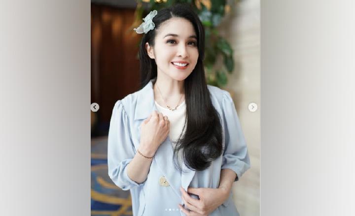 Gaya Fashion Sandra Dewi Berbalut Celana Denim, dari Casual hingga Feminin