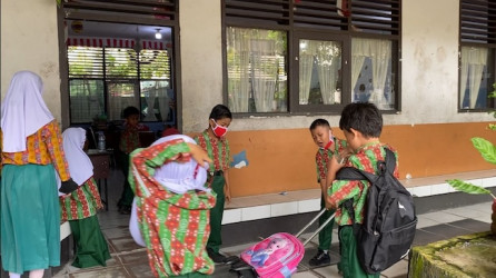 Sampah Menumpuk, Siswa SDN 8 Pekanbaru Belajar Pakai Masker