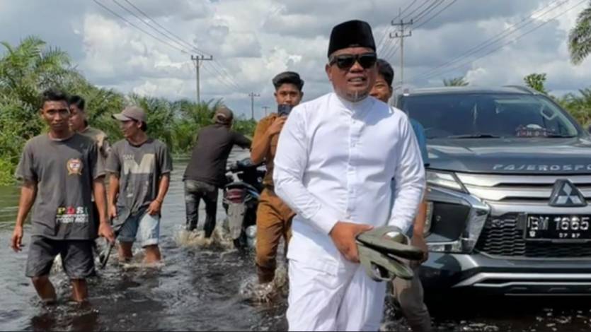 Kisah Bupati Pelalawan Ketika Tugas Dinas Melintasi Jalintim Banjir