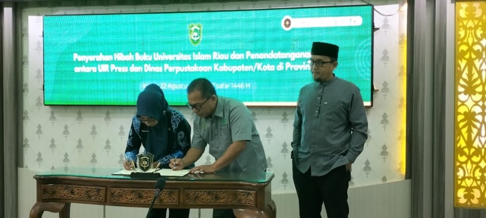 UIR Press Bersama Dispusip Pekanbaru Hibahkan Buku Biografi Lima Rektor UIR