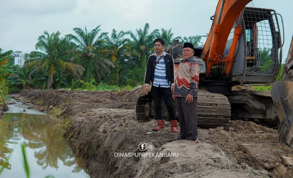 Bidang Sumber Daya Air (SDA) PUPR Pekanbaru Normalisasi Drainase di Jalan Arifin Ahmad