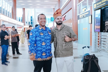 YouTuber Asal Yordania Datang Riau Demi Aura Farming Penari Pacu Jalur Kuansing