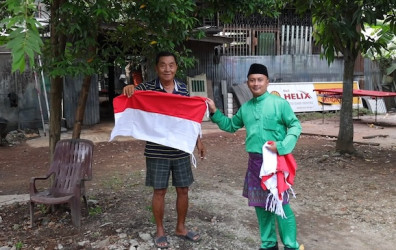Bappeda Bengkalis Bagi-bagi Bendera Merah Putih Sambut HUT ke-80 Kemerdekaan RI