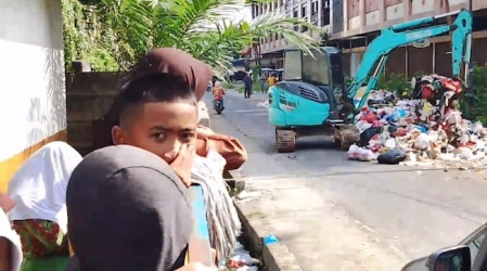 Tumpukan Sampah di Depan SDN 81 Pekanbaru Mulai Diangkut, TPS Disegel