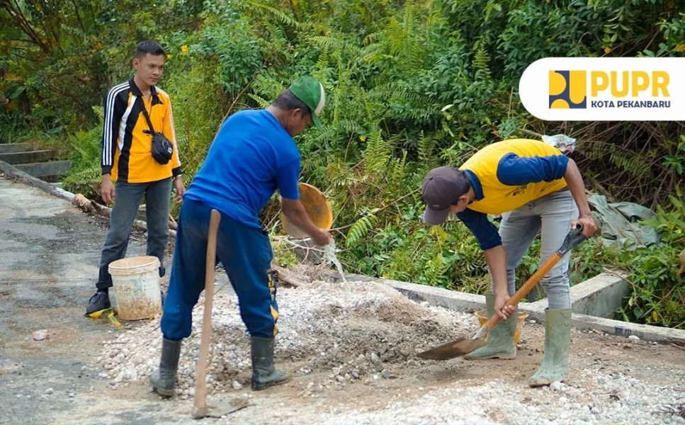 Tim Dinas PUPR Pekanbaru Gerak Cepat Atasi Amblasnya Jalan Seroja Akibat Erosi