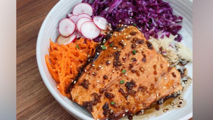 Resep Rice Bowl Salmon, Pakai Saus Teriyaki Homemade