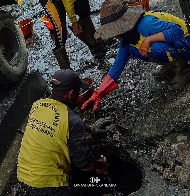 Atasi Genangan, PUPR Pekanbaru Normalisasi Drainase di Jalan HR Soebrantas