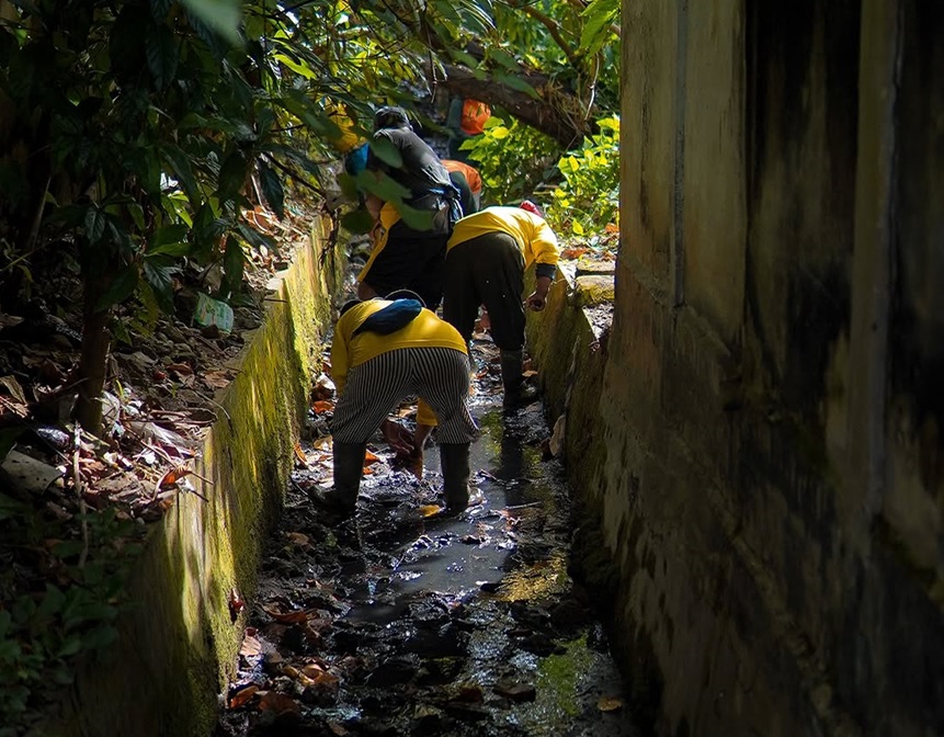 Atasi Potensi Banjir, PUPR Pekanbaru Bersihkan Drainase di Jalan Hangtuah
