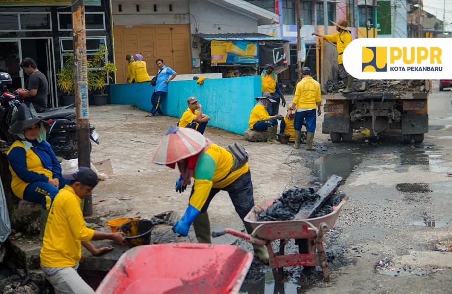 Pasukan Kuning PUPR Pekanbaru Bersihkan Drainase Jalan Ahmad Dahlan untuk Cegah Banjir