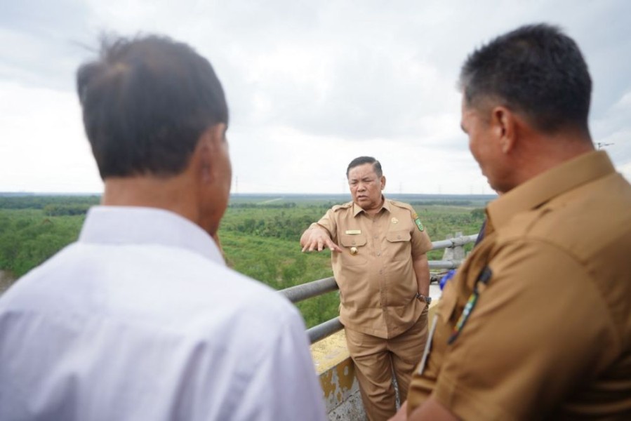 Turun Langsung ke Lapangan, Plt Gubernur Riau Instruksikan Perbaikan Jalan di Siak