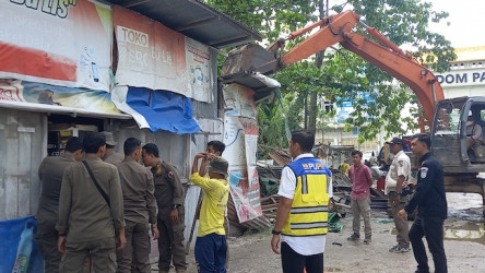 Pemko Pekanbaru Bongkar Puluhan Bangunan Liar Jalan Bima