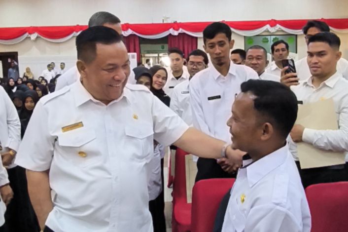 Rahmad Asari, Penyandang Disabilitas Terharu Terima SK PPPK dari Pj Gubri