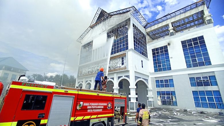 Masih Keluarkan Asap, DPKP Masih Berjibaku Padamkan Api di Gedung Lipat Kajang