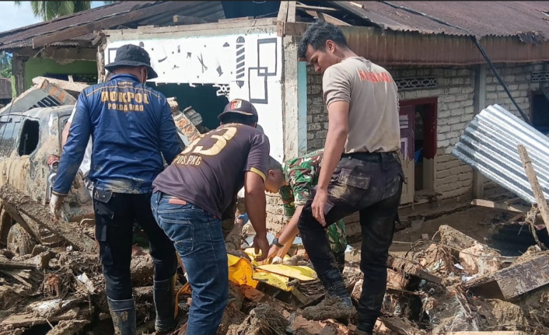 BKO Polda Riau Turun ke Lokasi Bencana di Agam, Cari Korban Tertimbun