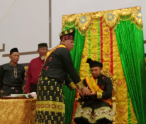Gubernur Abdul Wahid Diberi Gelar Datuk Panglimo Sati Indragiri