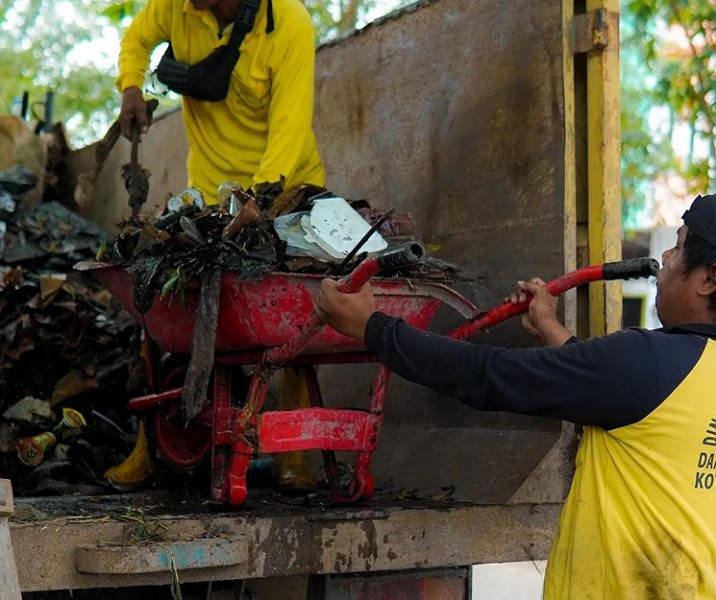 Turunkan Truk, Pasukan Kuning PUPR Pekanbaru Bersihkan Drainase Jalan Cipta Karya