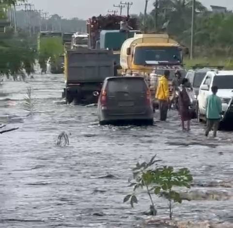 Jalintim di Pelalawan Tergenang Banjir, PUPR Riau Perbaiki Jalan Alternatif Cerenti-Air Molek