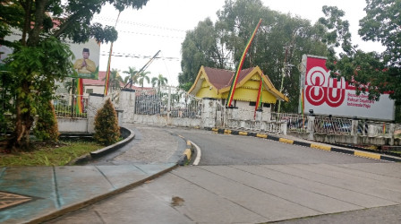 Jelang Demo Mahasiswa, Pintu Masuk DPRD Riau Dipasang Kawat Berduri