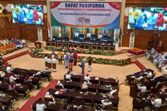 Penghargaan untuk Tokoh dan Pejuang Warnai Paripurna HUT ke-67 Provinsi Riau