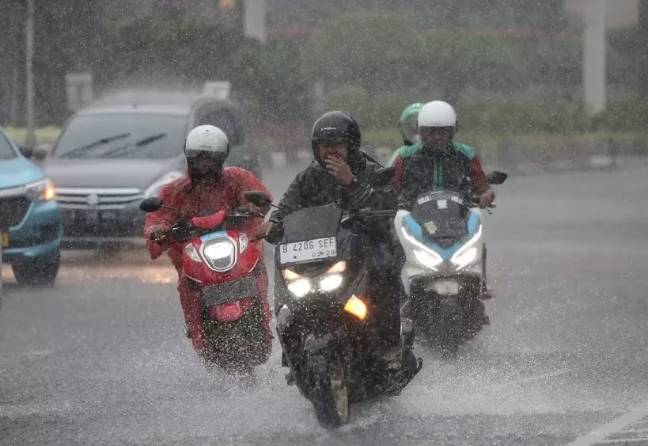 Sebagian Besar Wilayah Riau Diguyur Hujan Hari Ini, Waspadai Petir dan Angin Kencang