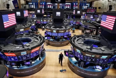 Wall Street Jatuh Setelah Donald Trump Tekan Mitra Dagang
