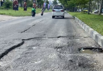 Jalan Soekarno Hatta Berlubang dan Bahayakan Pengendara