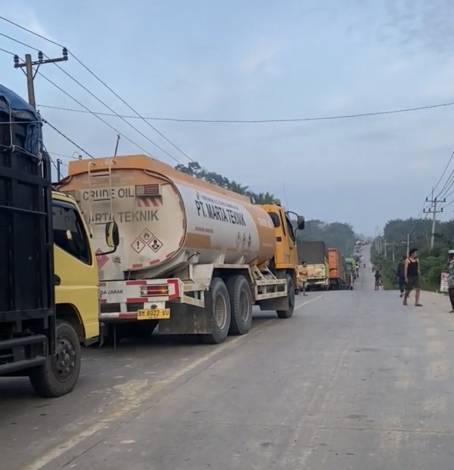 Jalan Lintas Pelalawan Pekanbaru Masih Banjir, Arus Lalu Lintas Macet Total