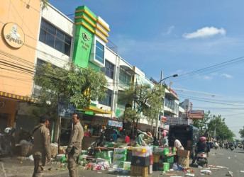 Bandel, Pedagang Pasar Tumpah Ahmad Yani Masih Berjualan di Luar Jam Operasional