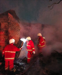 Kebakaran di Jalan Cipta Karya Pekanbaru Hanguskan Rumah dan Tiga Kios