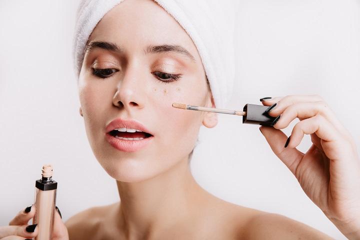 8 Langkah Memakai Concealer yang Tepat Menurut MUA