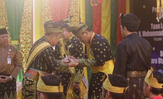 Kasal Laksamana TNI M Ali Dianugerahi Gelar Adat Datuk Seri Segara Utama Setia Wangsa